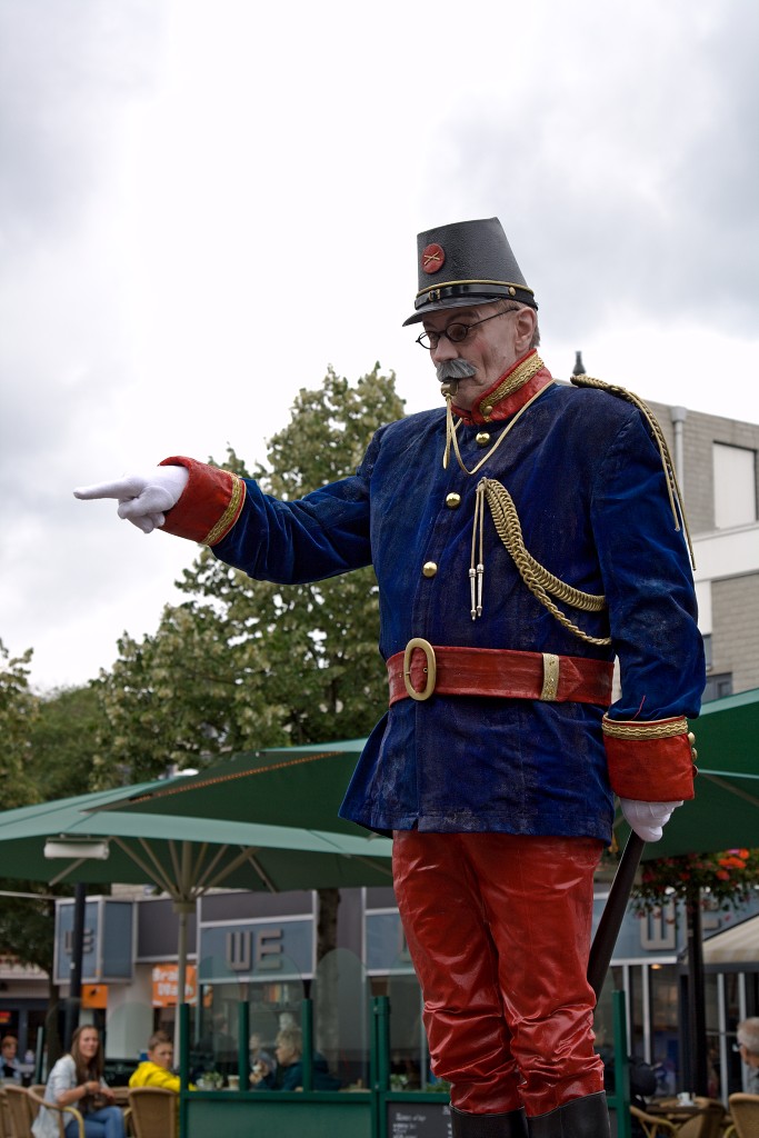 living statue oss levend standbeeld evenement event festival festiviteit kunst art straatkunst streetart artiest beeld beeldhouwwerk sculpture sculptuur